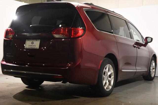 2017 Chrysler Pacifica Touring-L photo