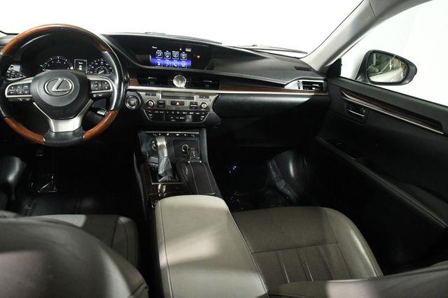 2016 Lexus ES 350 photo