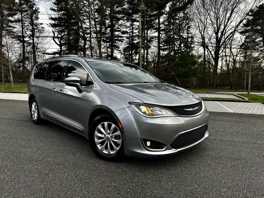 The 2018 Chrysler Pacifica Touring L FWD photos