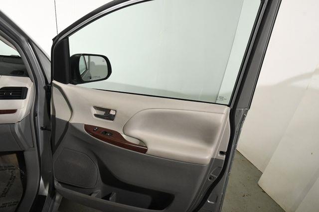 2014 Toyota Sienna XLE 7-Passenger photo