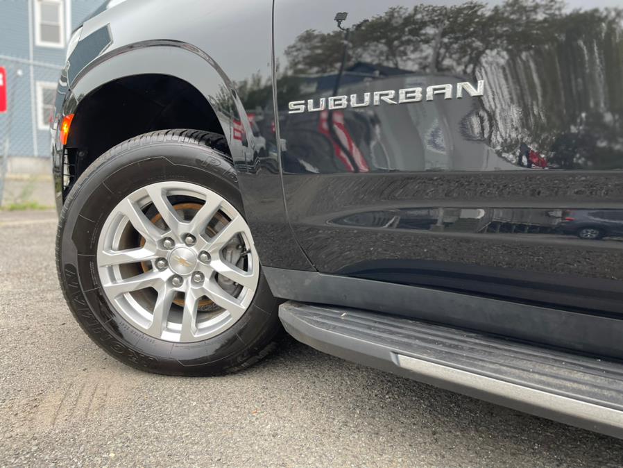 2022 Chevrolet Suburban 4WD 4dr LT photo