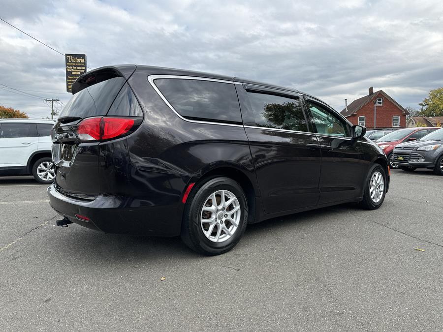 2017 Chrysler Pacifica Touring FWD photo