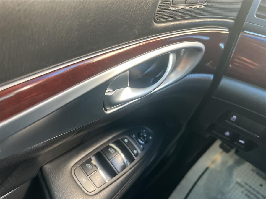 2015 Infiniti Q70 3.7 AWD 4dr Sedan photo