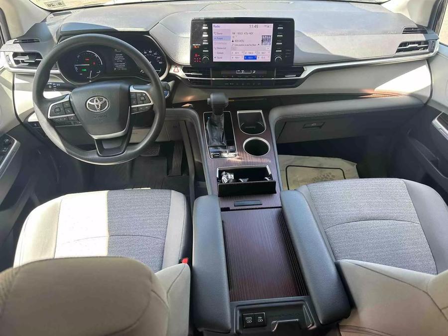 2021 Toyota Sienna LE Minivan 4D photo