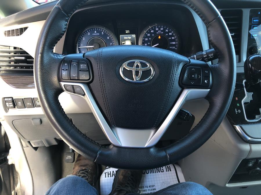 2016 Toyota Sienna 5dr 7-Pass Van XLE AWD photo