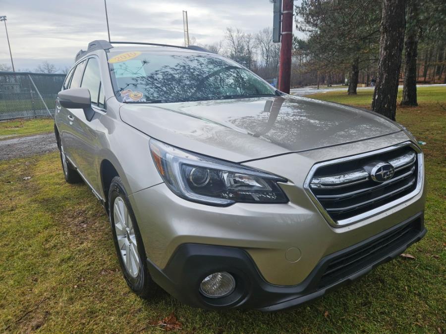 The 2019 Subaru Outback 2.5i Premium photos