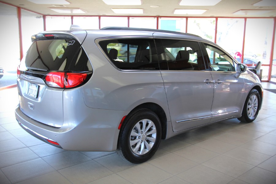 2017 Chrysler Pacifica Touring-L FWD photo