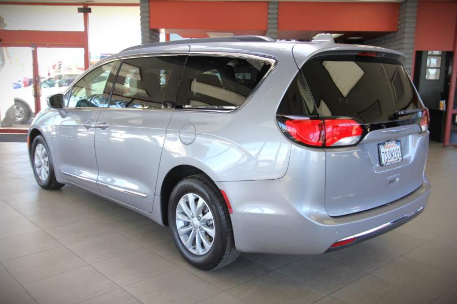 2017 Chrysler Pacifica Touring-L FWD photo