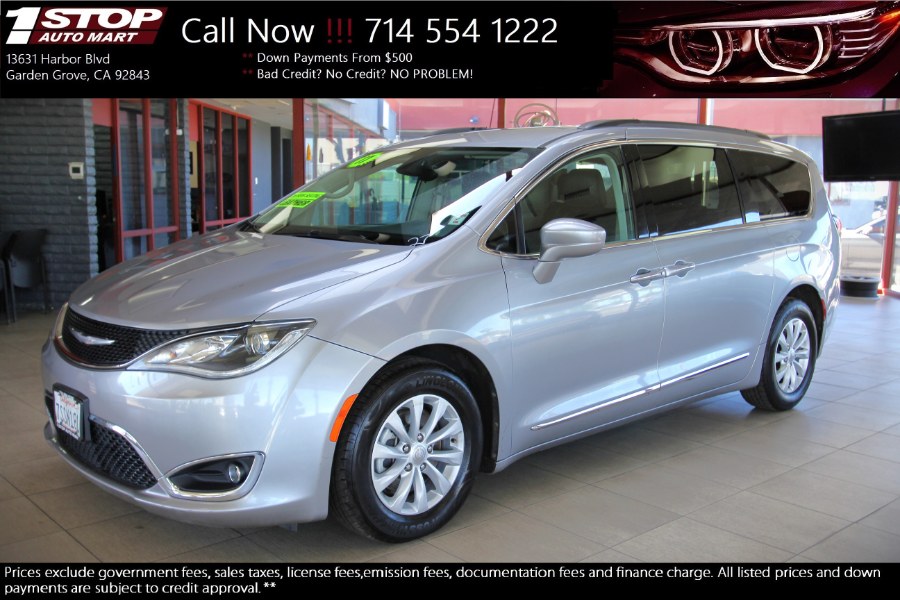 The 2017 Chrysler Pacifica Touring-L FWD photos