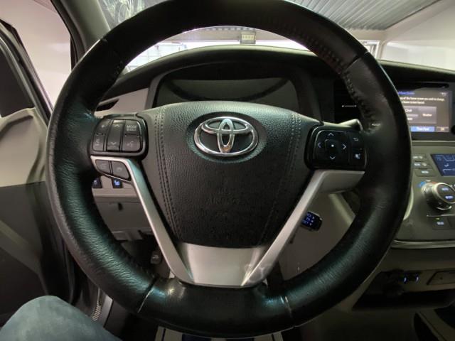 2017 Toyota Sienna XLE photo