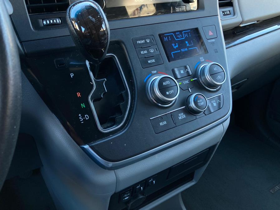 2015 Toyota Sienna 5dr 7-Pass Van XLE AWD (Natl) photo