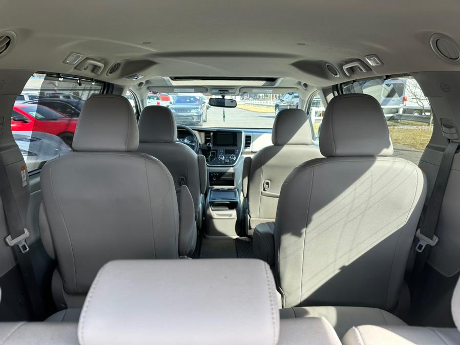 2016 Toyota Sienna 5dr 7-Pass Van XLE AWD (Natl) photo
