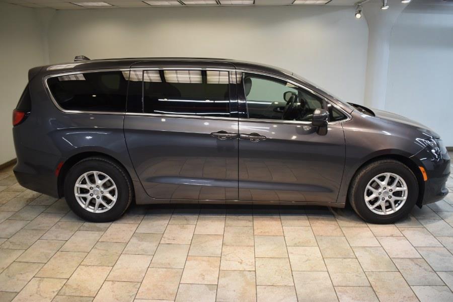 2017 Chrysler Pacifica Touring FWD photo