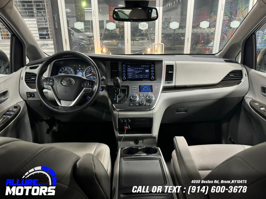 2018 Toyota Sienna XLE AWD 7-Passenger (Natl) photo