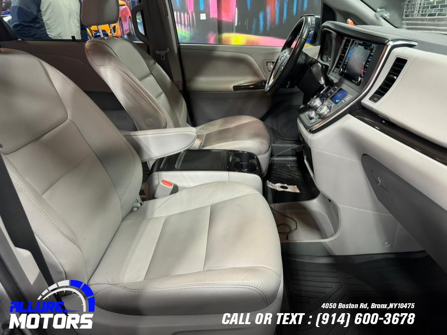 2018 Toyota Sienna XLE AWD 7-Passenger (Natl) photo