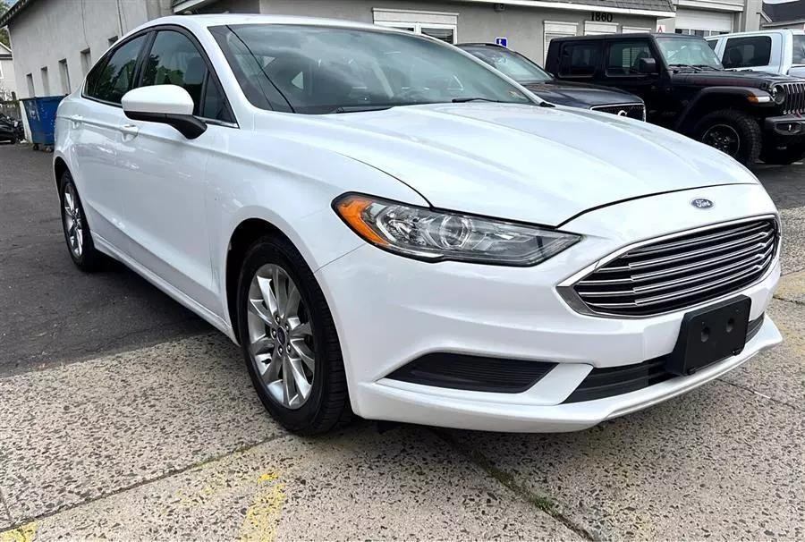 The 2017 Ford Fusion SE FWD photos