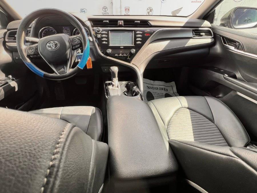 2020 Toyota Camry SE Nightshade Auto (Natl) photo