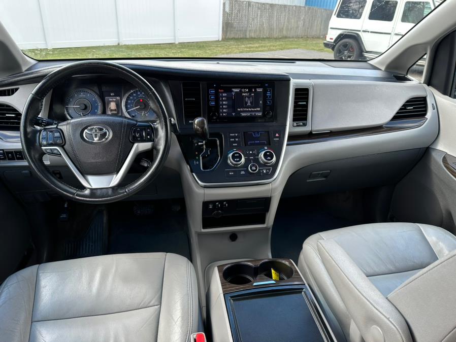 2017 Toyota Sienna XLE Premium AWD 7-Passenger (N photo