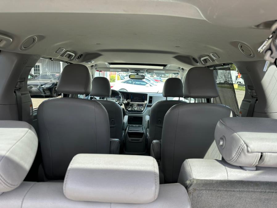 2017 Toyota Sienna XLE Premium AWD 7-Passenger (N photo