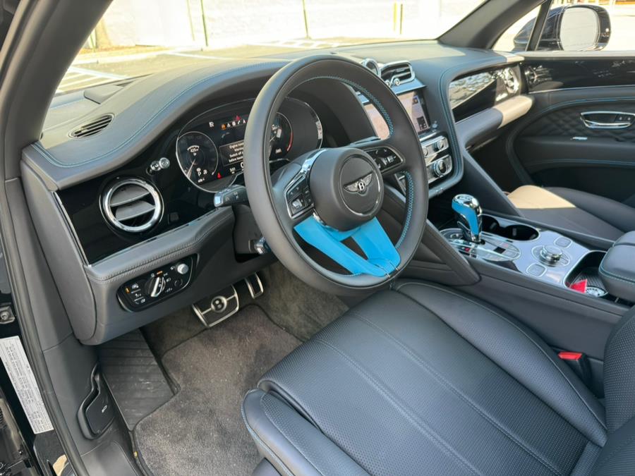 2023 Bentley Bentayga EWB Azure AWD photo