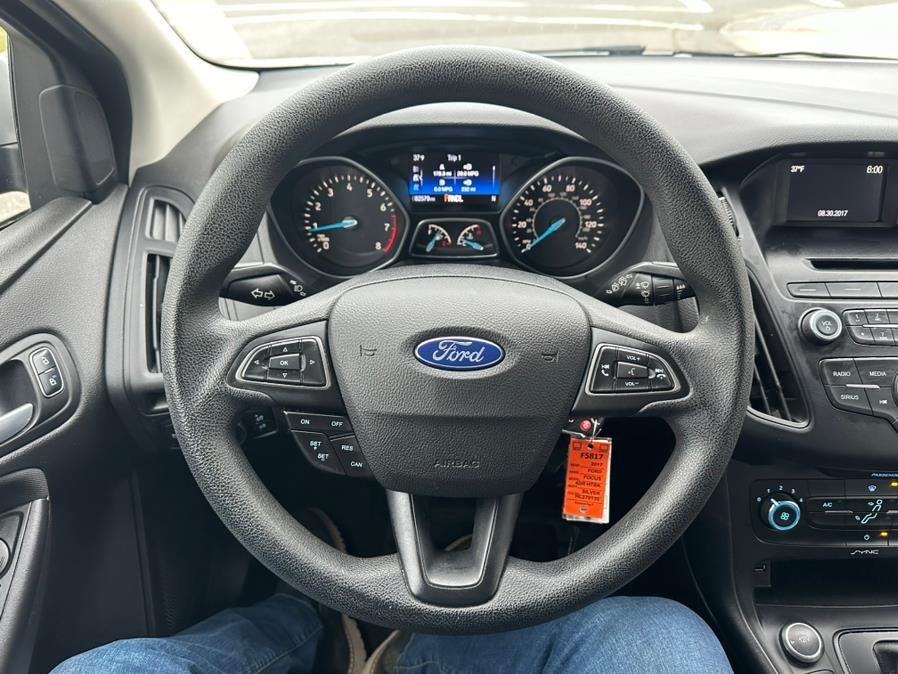 2017 Ford Focus SE Hatch photo