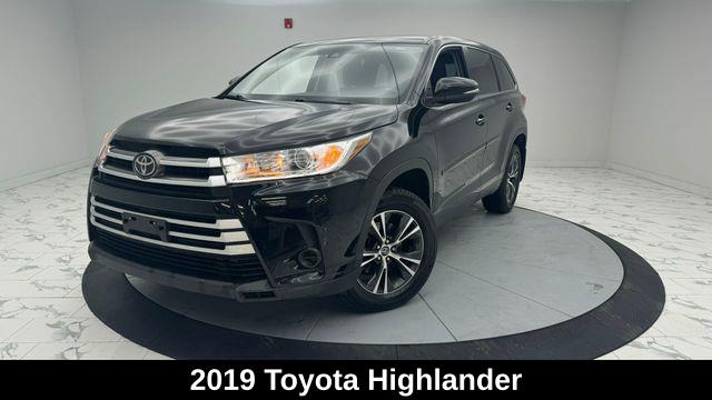 The 2019 Toyota Highlander LE photos