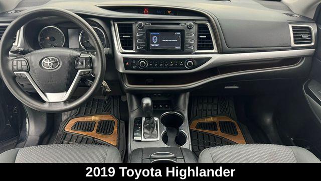 2019 Toyota Highlander LE photo