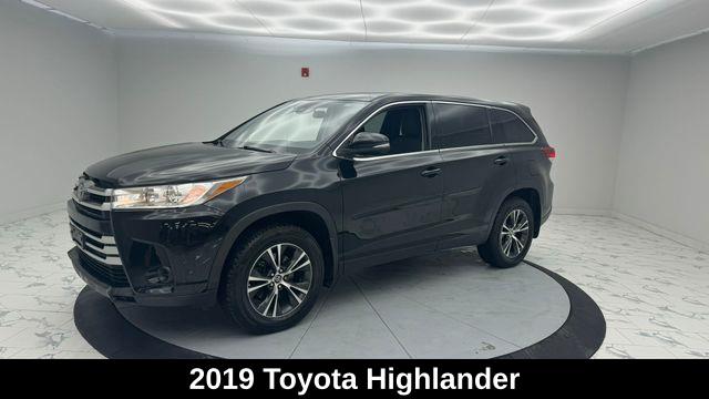 2019 Toyota Highlander LE photo