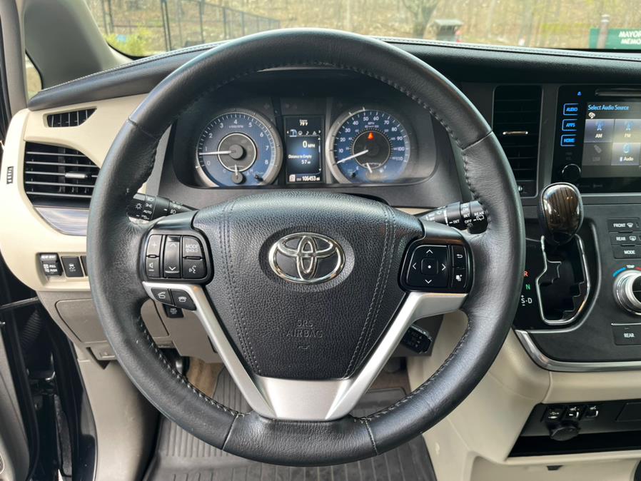 2017 Toyota Sienna XLE AWD 7-Passenger (Natl) photo