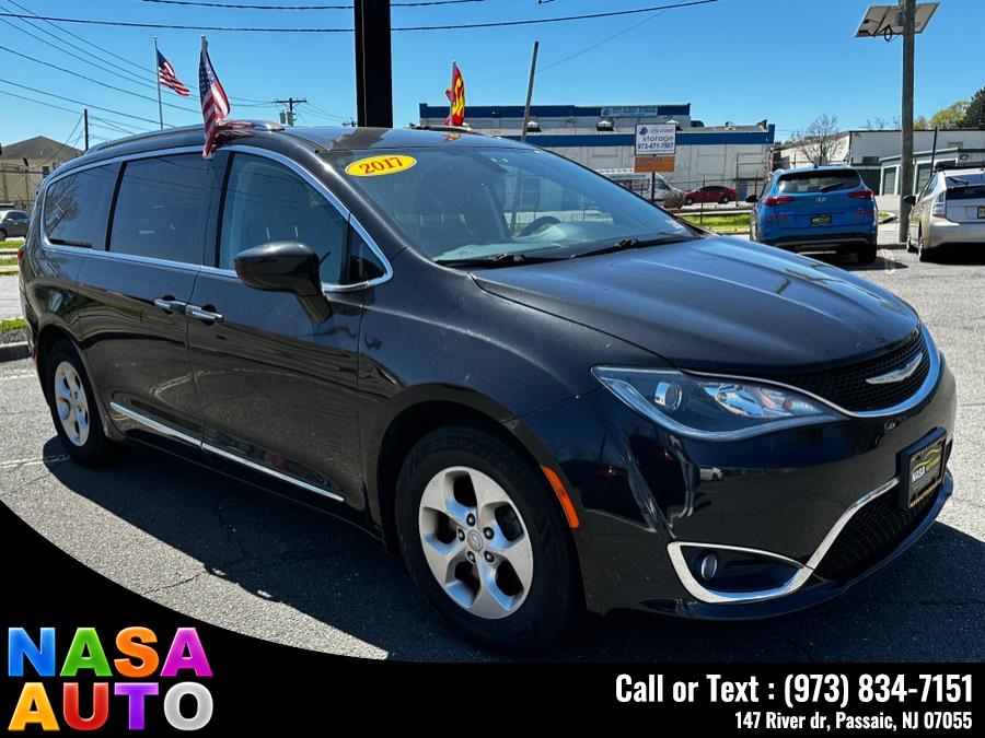 2017 Chrysler Pacifica Touring-L Plus FWD photo