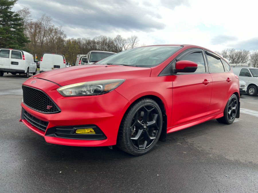 The 2015 Ford Focus 5dr HB ST photos