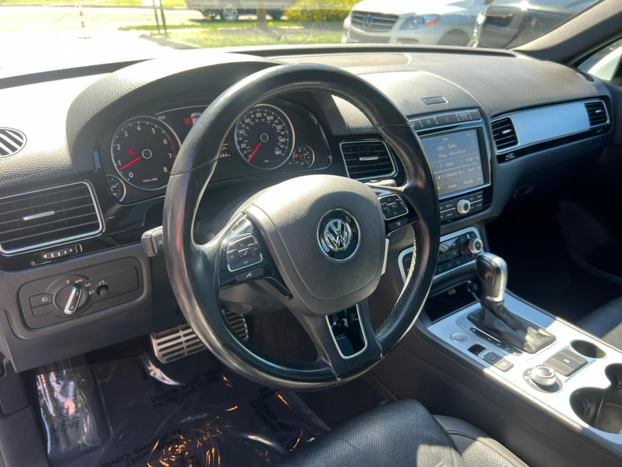 2017 Volkswagen Touareg V6 Wolfsburg Edition photo