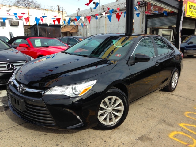 2015 Toyota Camry 4dr Sdn I4 Auto LE (Natl) photo
