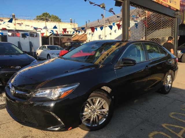 2015 Toyota Camry 4dr Sdn I4 Auto SE (Natl) photo