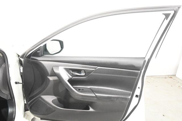 2016 Nissan Altima 2.5 SL w/ Nav & Blind Spot photo