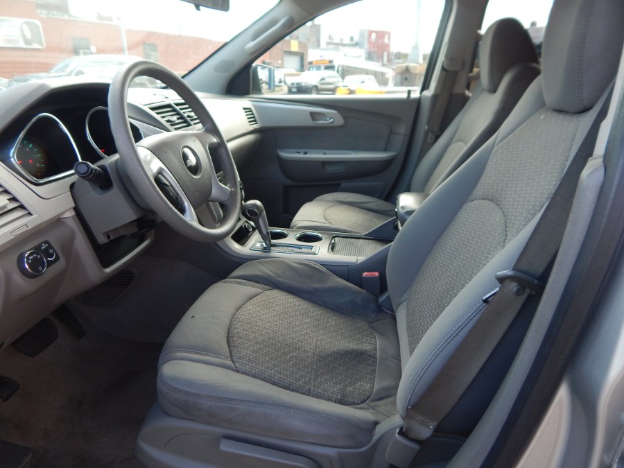 2010 Chevrolet Traverse LS photo