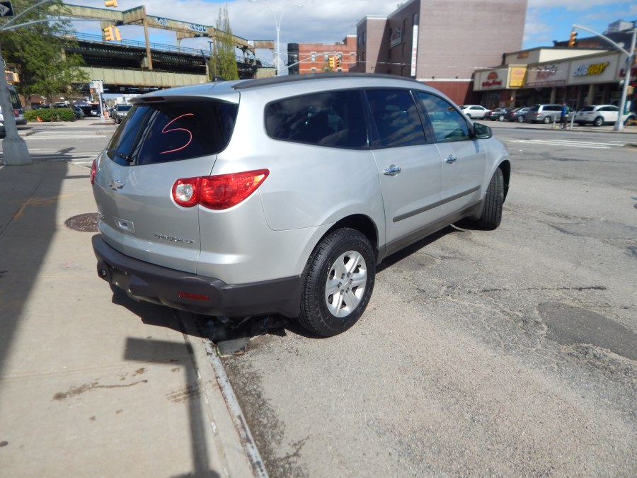 2010 Chevrolet Traverse LS photo