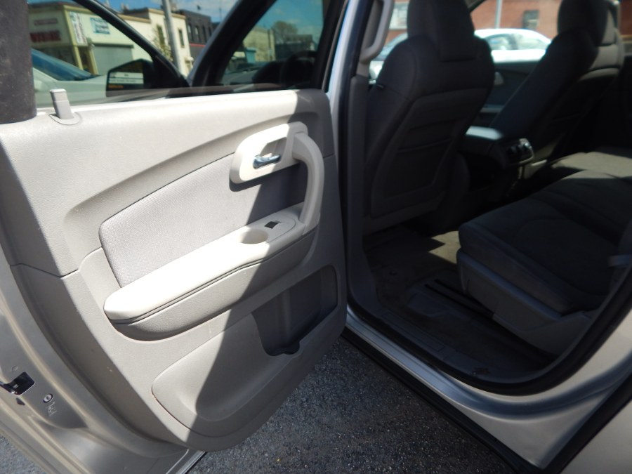 2010 Chevrolet Traverse LS photo