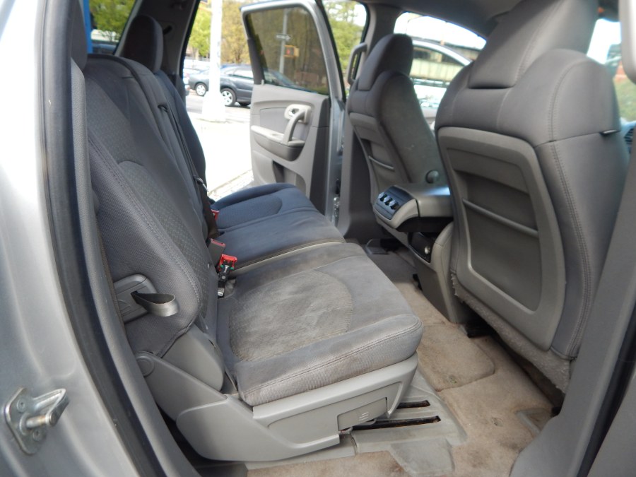 2010 Chevrolet Traverse LS photo