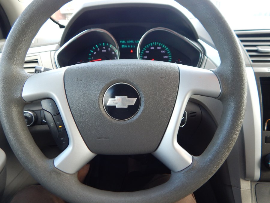 2010 Chevrolet Traverse LS photo