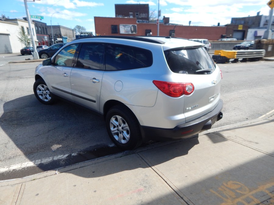 2010 Chevrolet Traverse LS photo