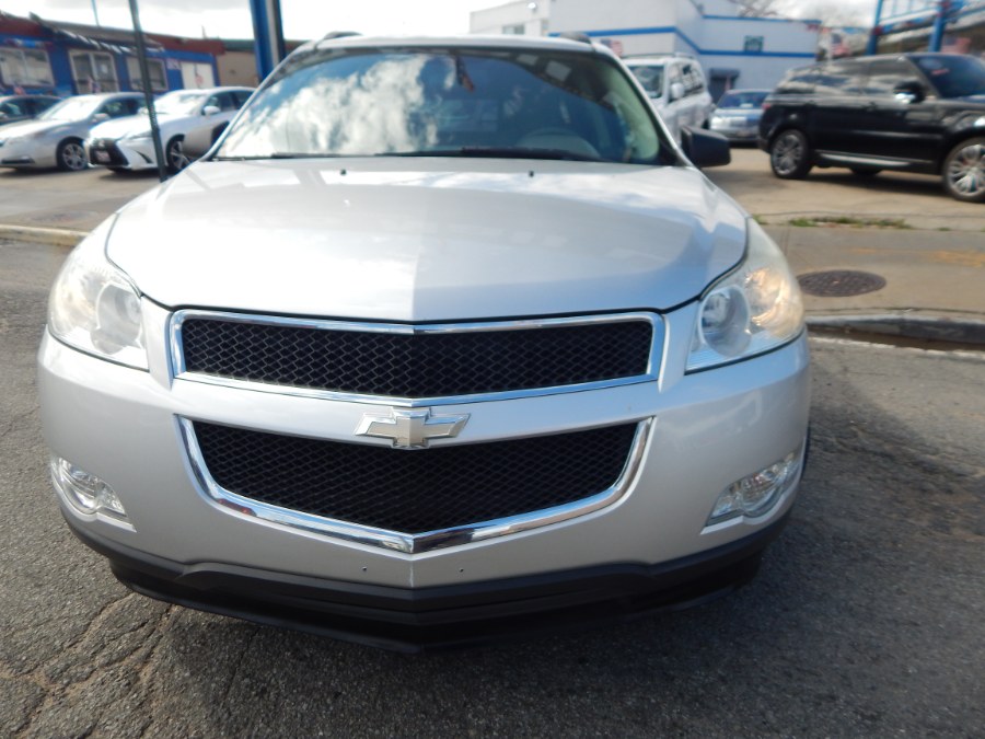 2010 Chevrolet Traverse LS photo