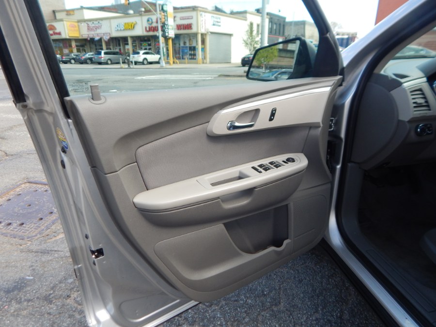 2010 Chevrolet Traverse LS photo