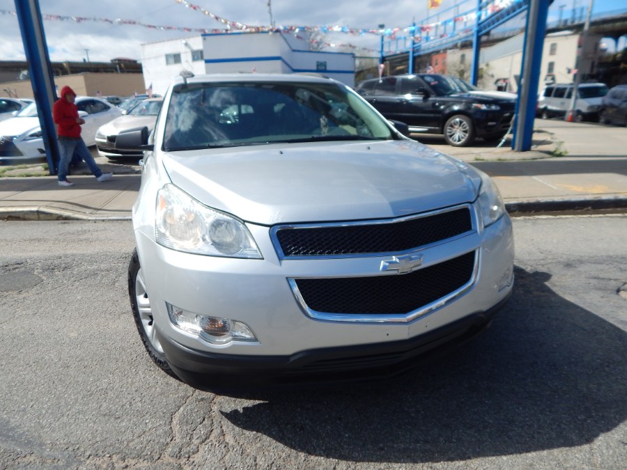 2010 Chevrolet Traverse LS photo