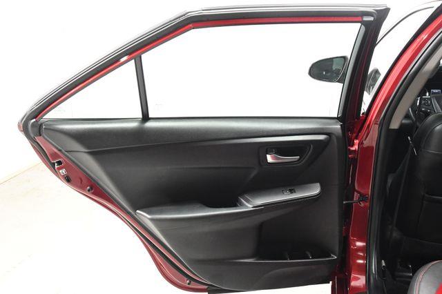 2016 Toyota Camry SE photo