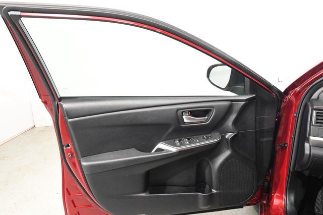 2016 Toyota Camry SE photo