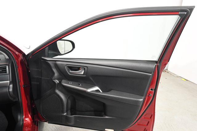 2016 Toyota Camry SE photo
