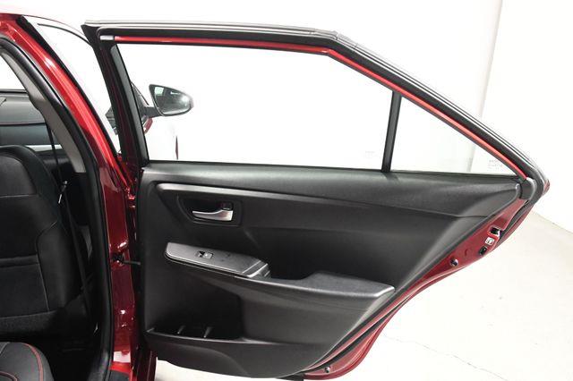 2016 Toyota Camry SE photo