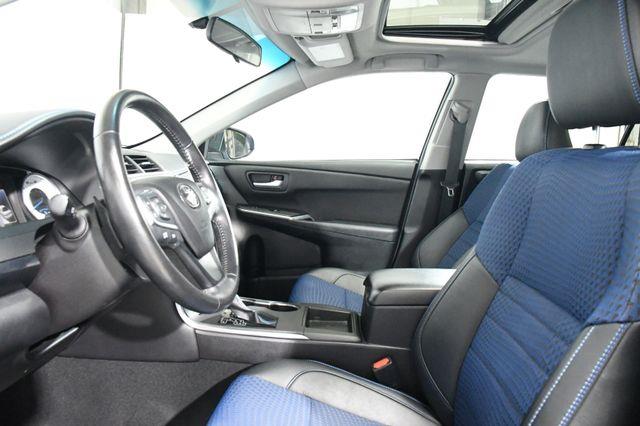 2016 Toyota Camry SE w/Special Edition Pkg photo