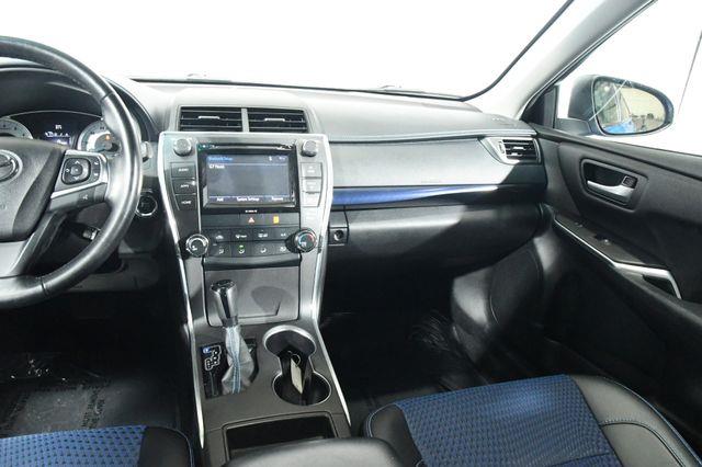 2016 Toyota Camry SE w/Special Edition Pkg photo